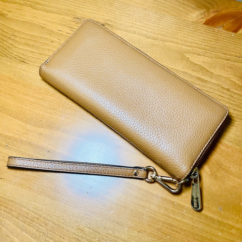 EUC Michael Kors Camel Brown Saffiano Leather Continental Wristlet - Picture 7 of 17